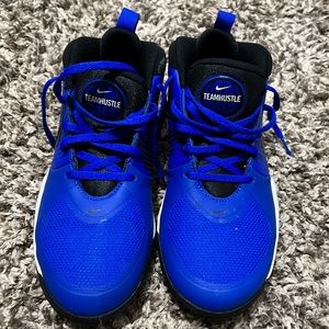 5 1/2 youth boys tennis shoes. Only wore twice.